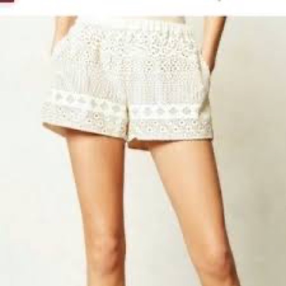 💥PRICE⬇️ DOLCE VITA • Cream faux Leather Laser Cut Out Shorts • size Large - Picture 2 of 9
